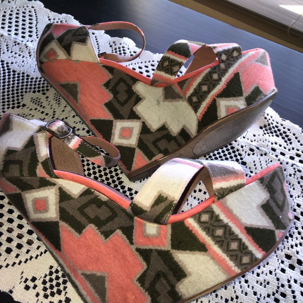 Open Toe Wedge Coral Aztec Print. - Picture 3 of 5